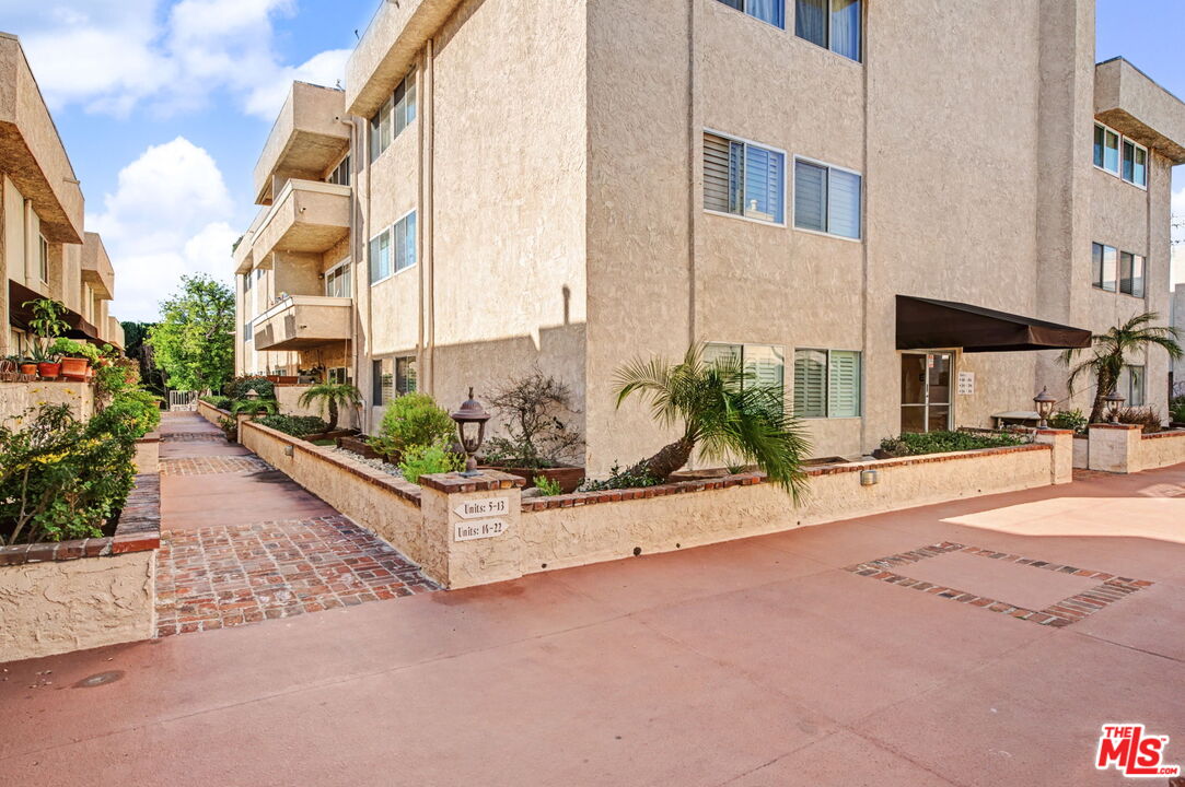 5139 Balboa Blvd Unit: 9