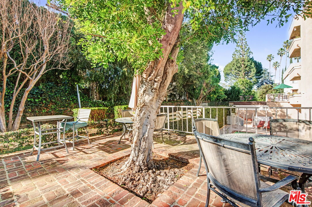 5139 Balboa Blvd Unit: 9