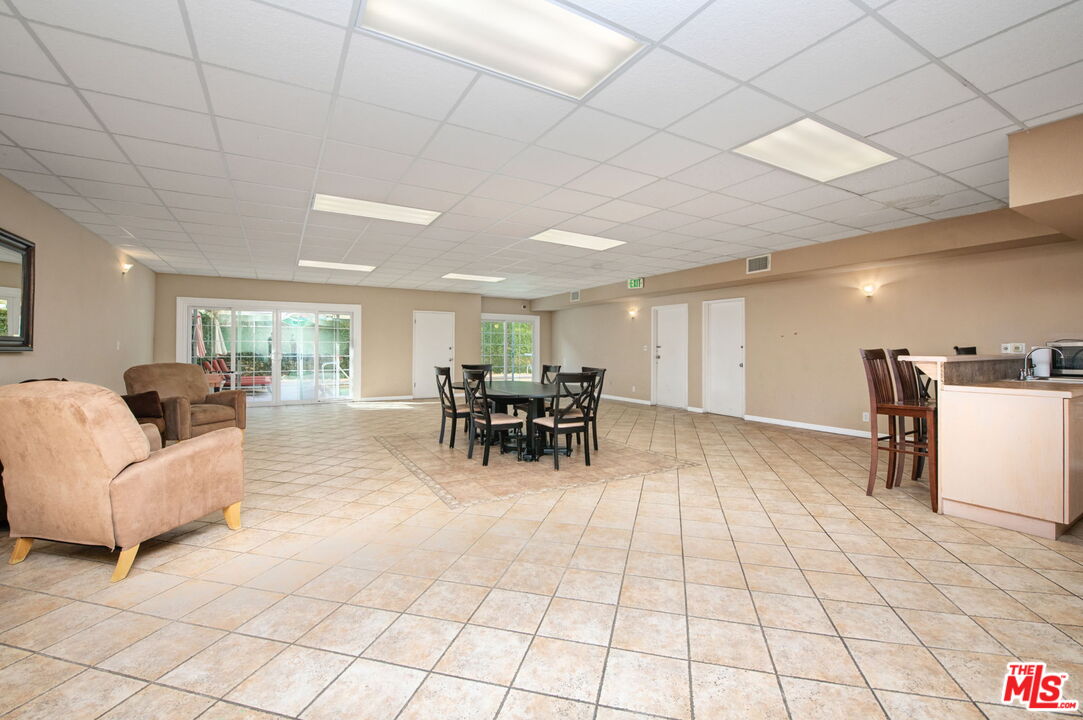 5139 Balboa Blvd Unit: 9