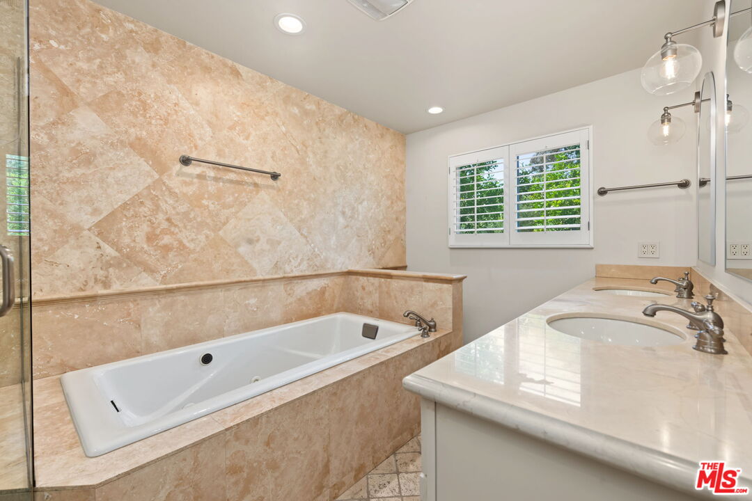 860 Bronze Ln