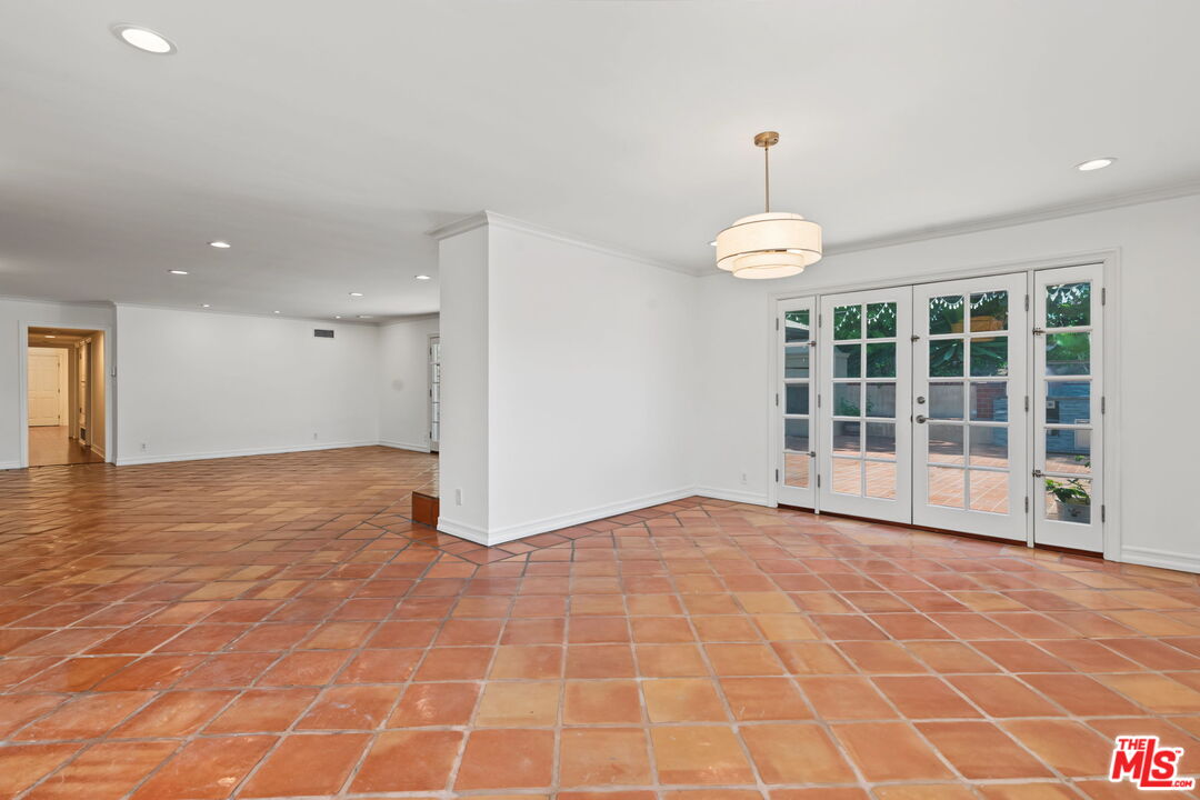 860 Bronze Ln