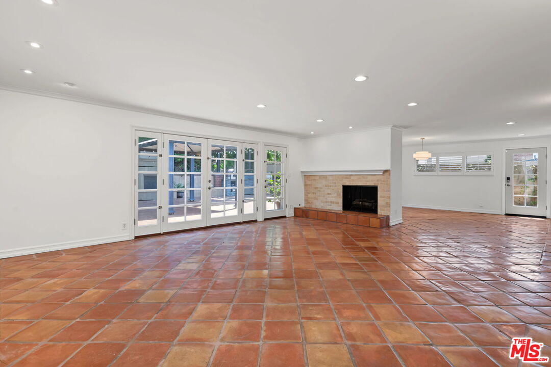 860 Bronze Ln