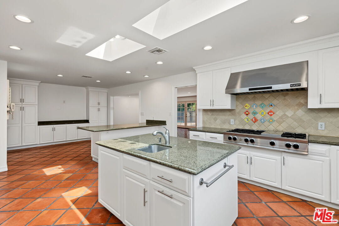 860 Bronze Ln