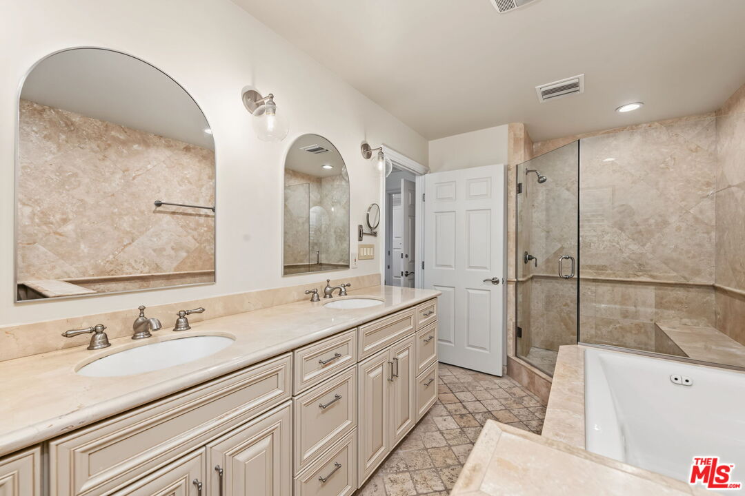 860 Bronze Ln