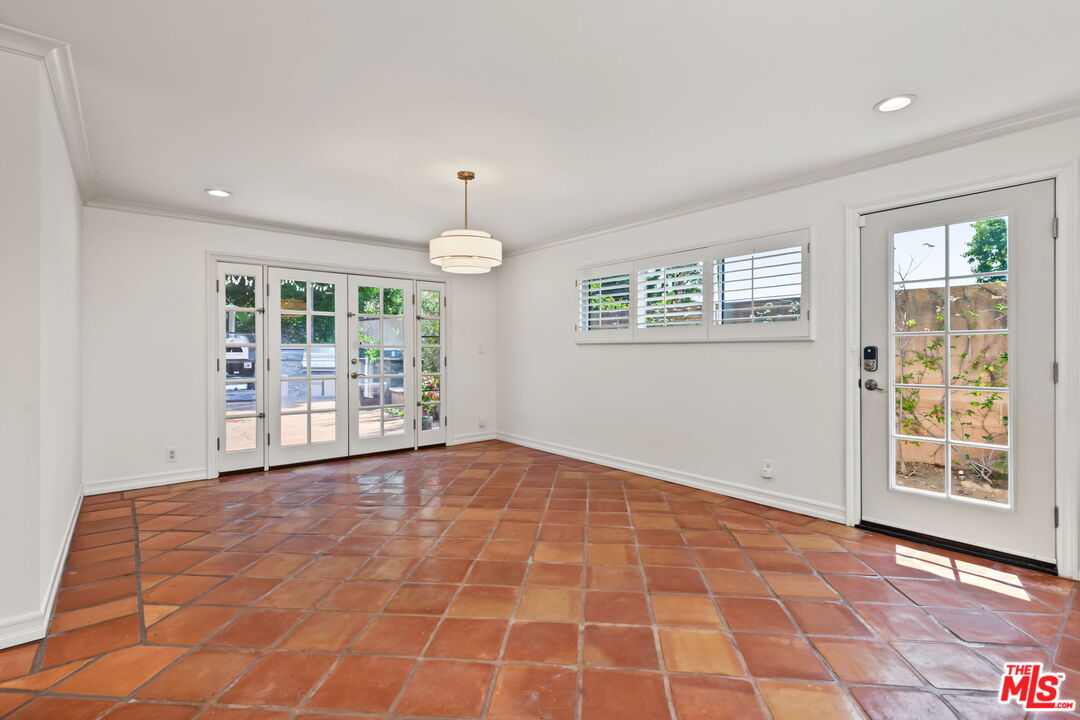 860 Bronze Ln