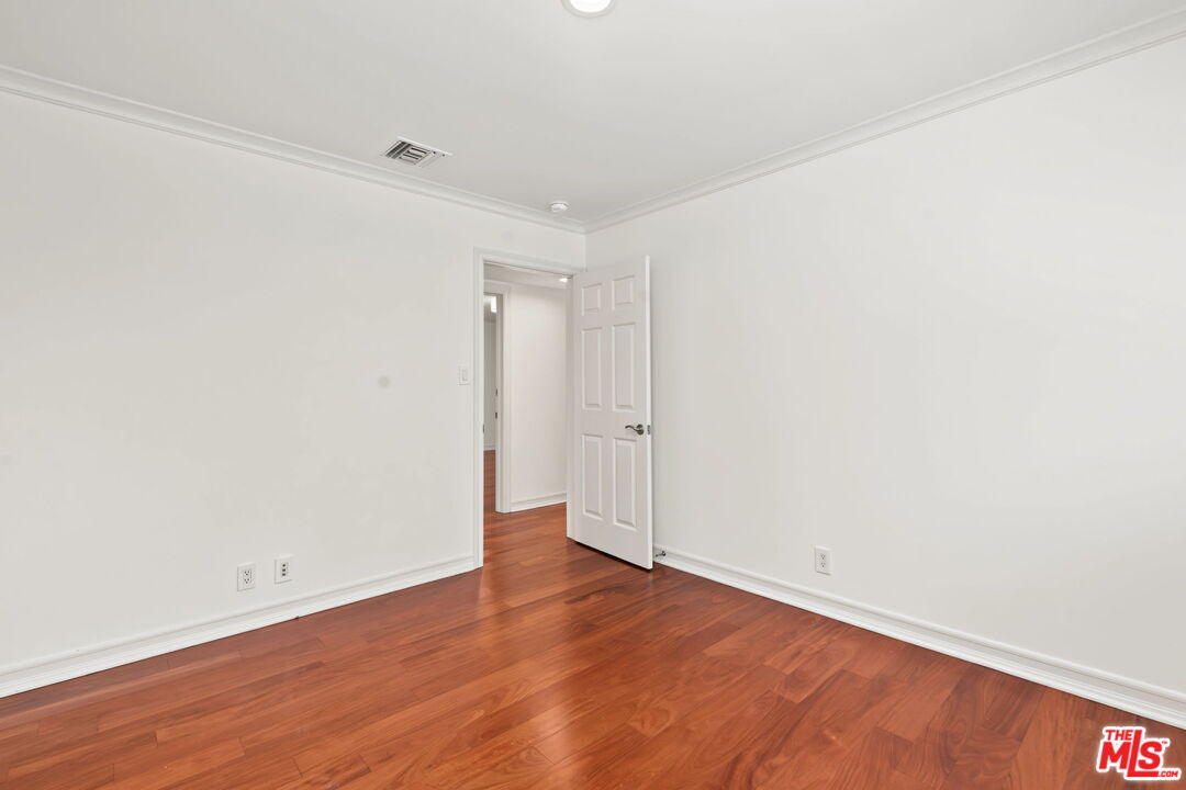 860 Bronze Ln