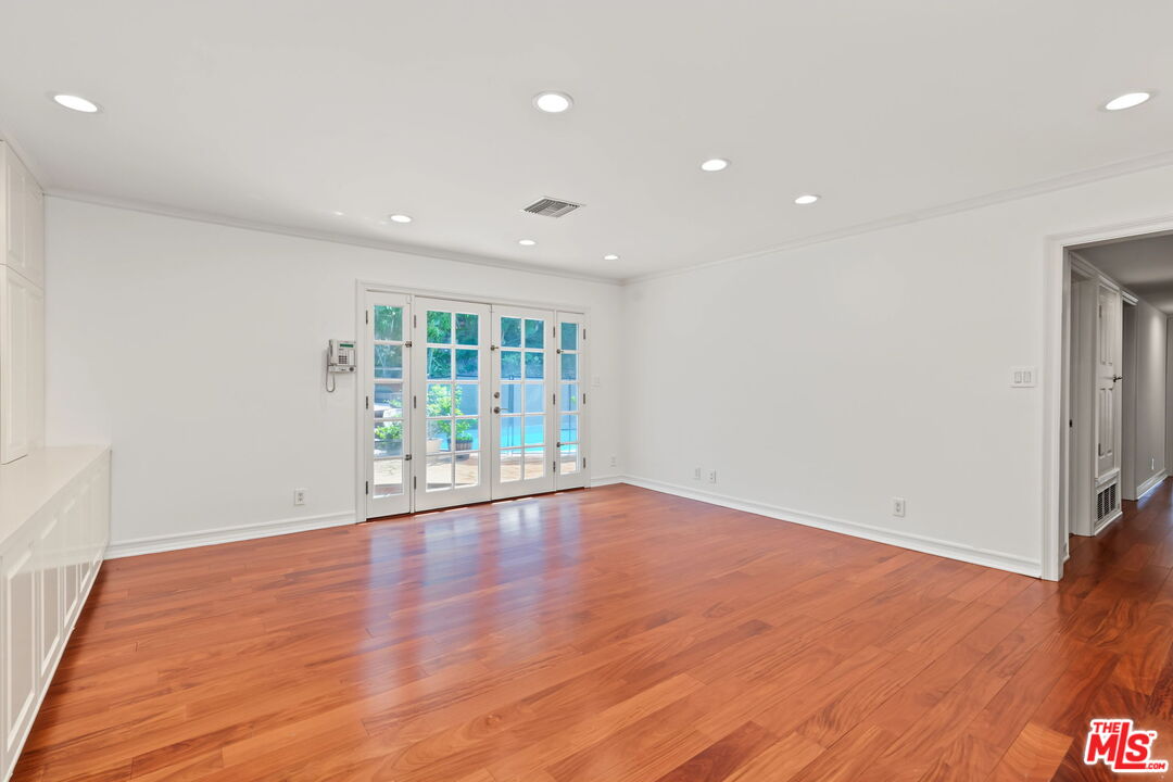 860 Bronze Ln