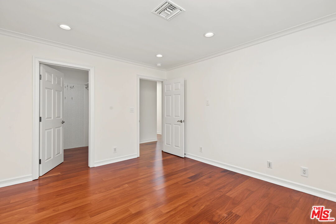 860 Bronze Ln