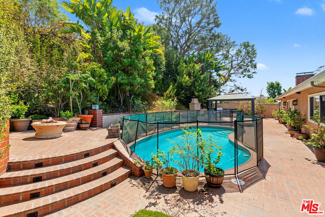 860 Bronze Ln