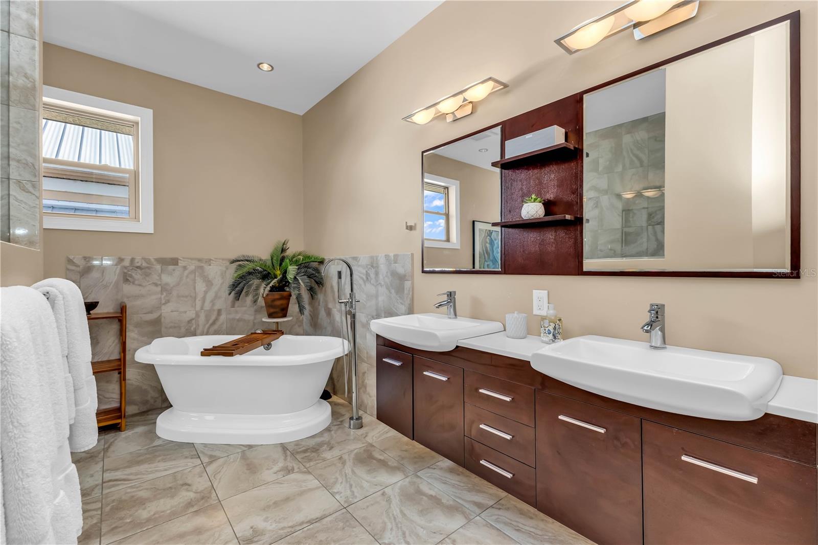 44 COLONY POINT DR