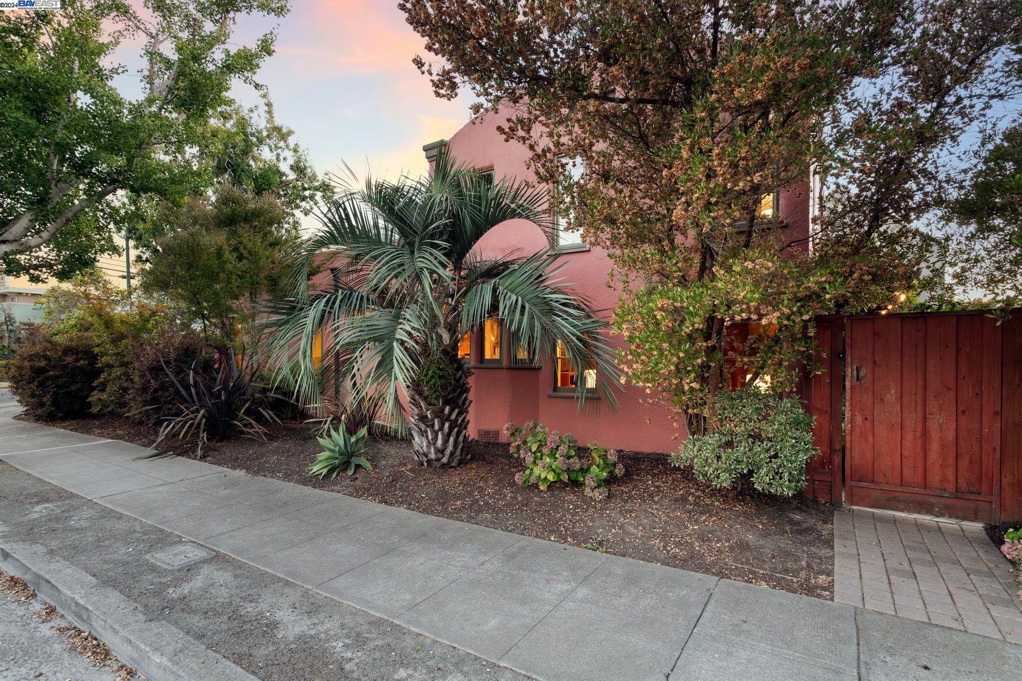 1635 High St