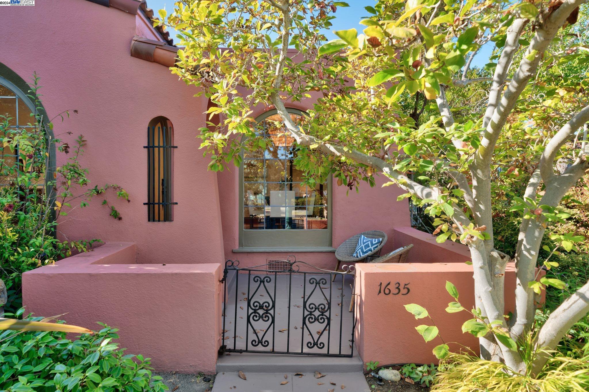 1635 High St