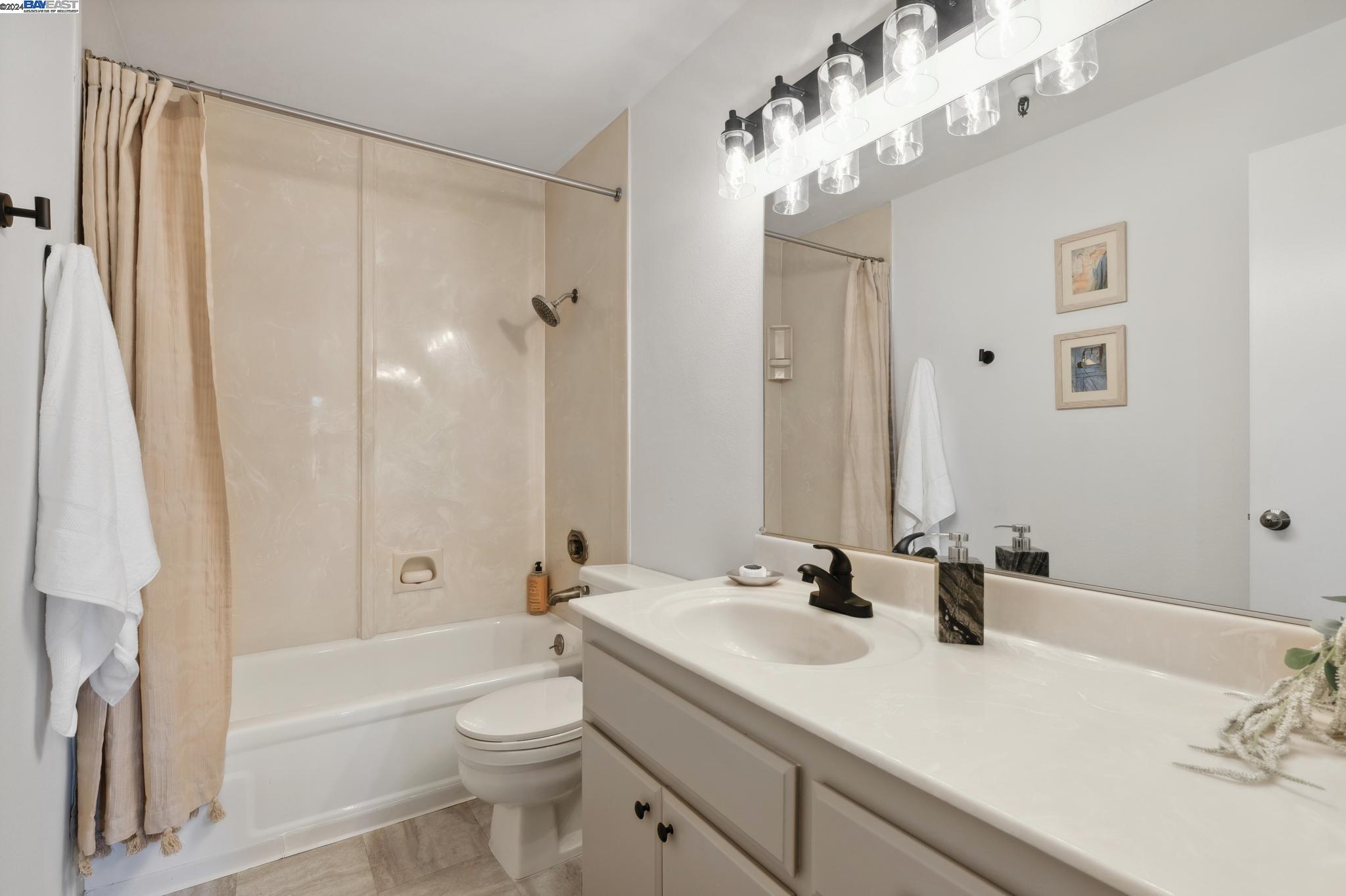 1132 Carpentier St # 404