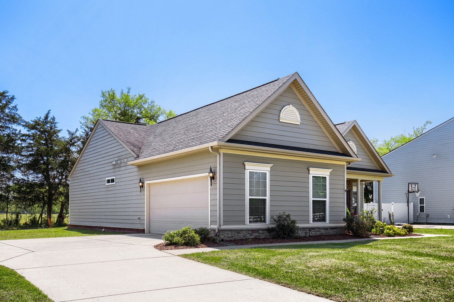 2432 Parkwood Dr
