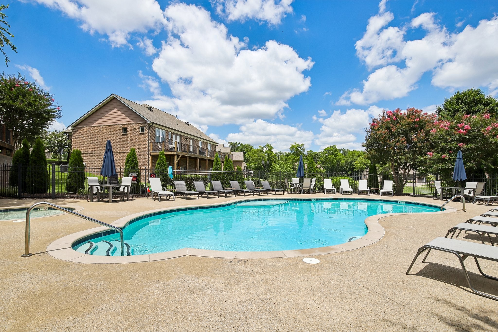2033 Blackstone Dr