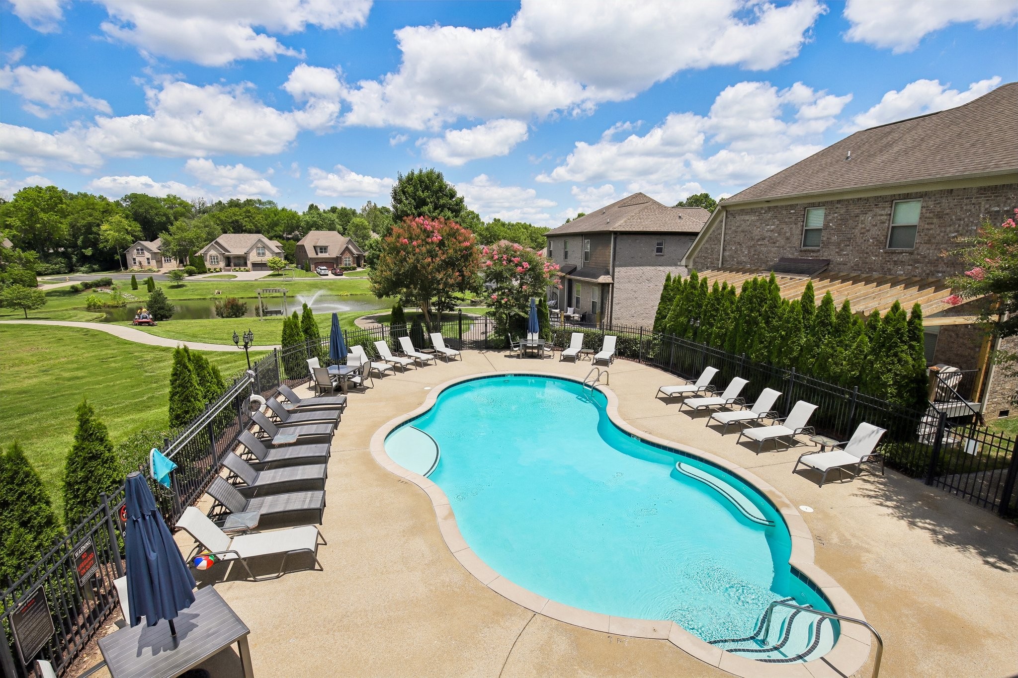 2033 Blackstone Dr