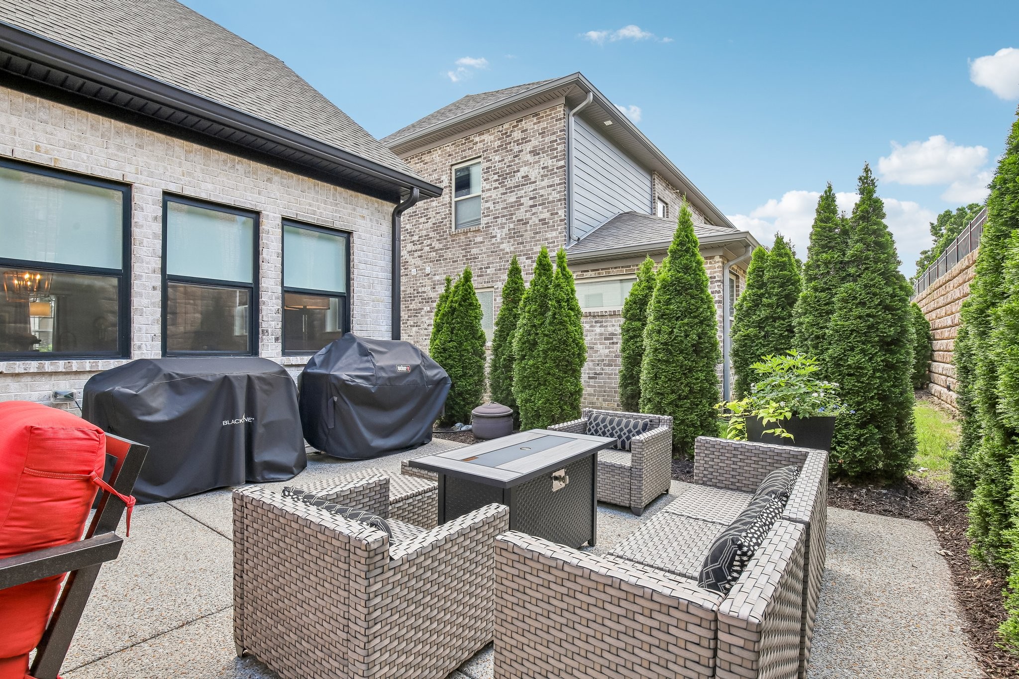 2033 Blackstone Dr