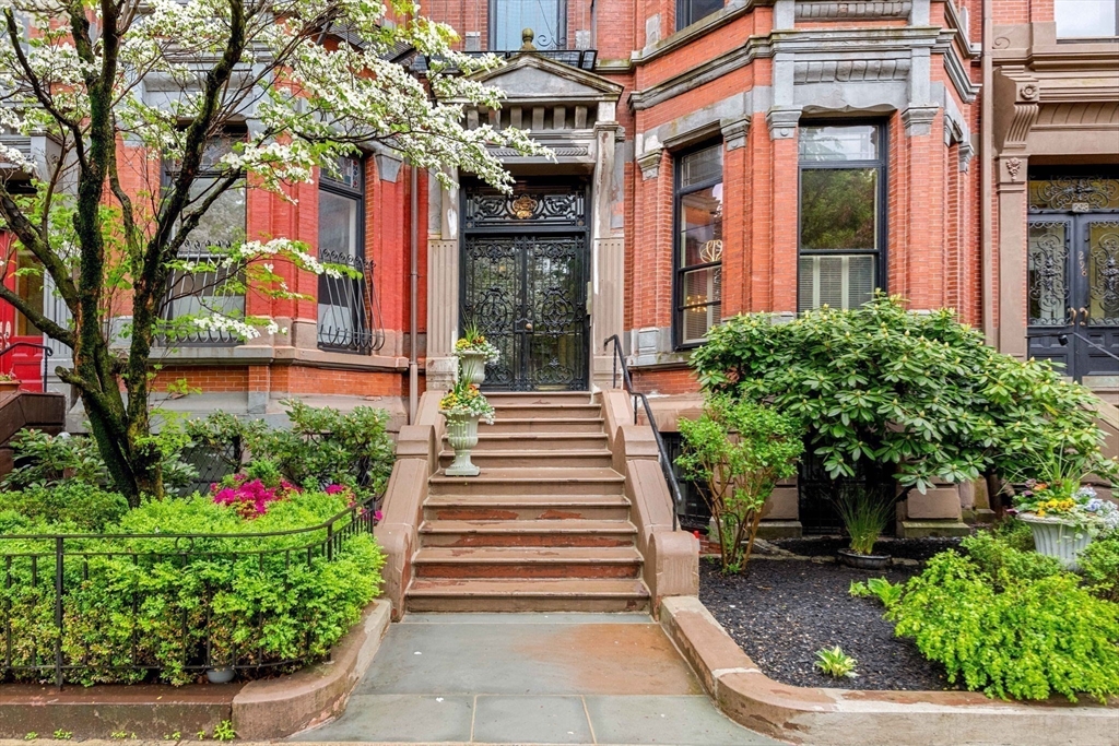 296 Commonwealth Ave # 1