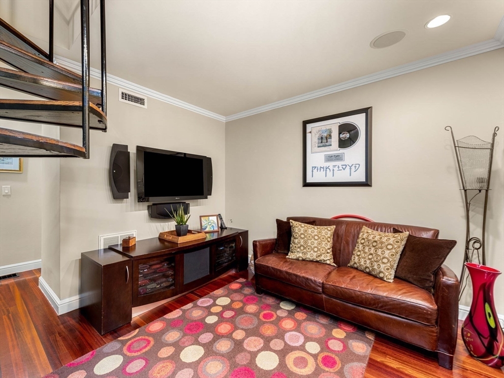 296 Commonwealth Ave # 1