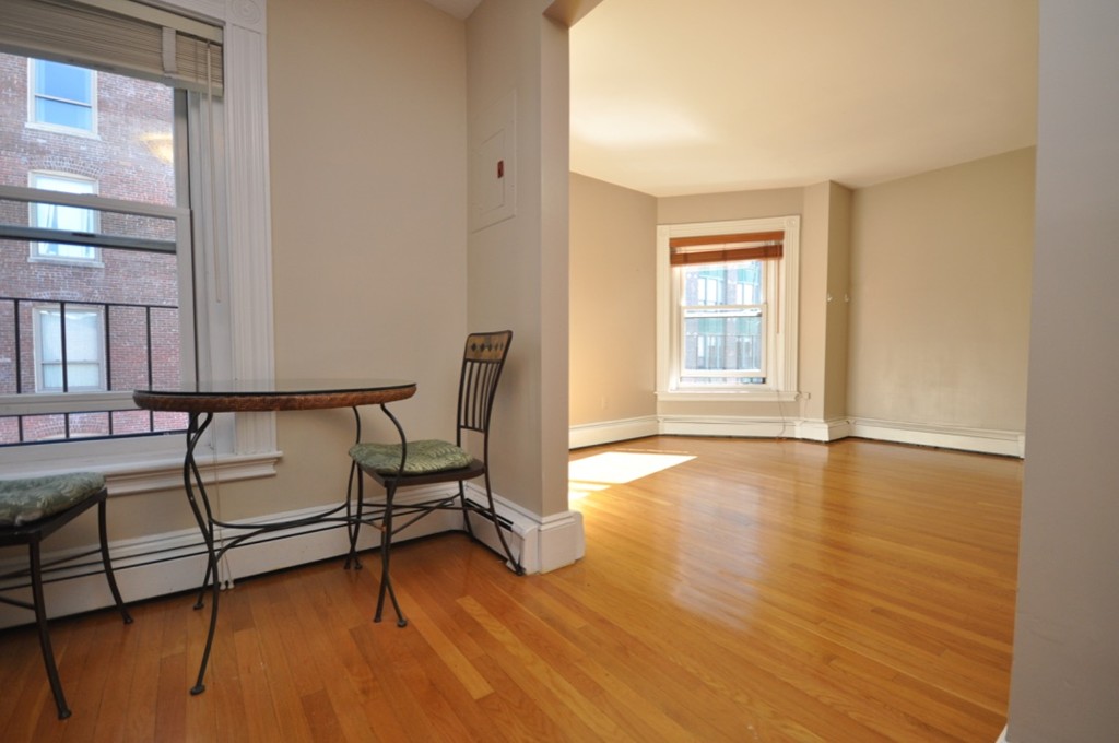 218 Newbury Street Unit: 4RR