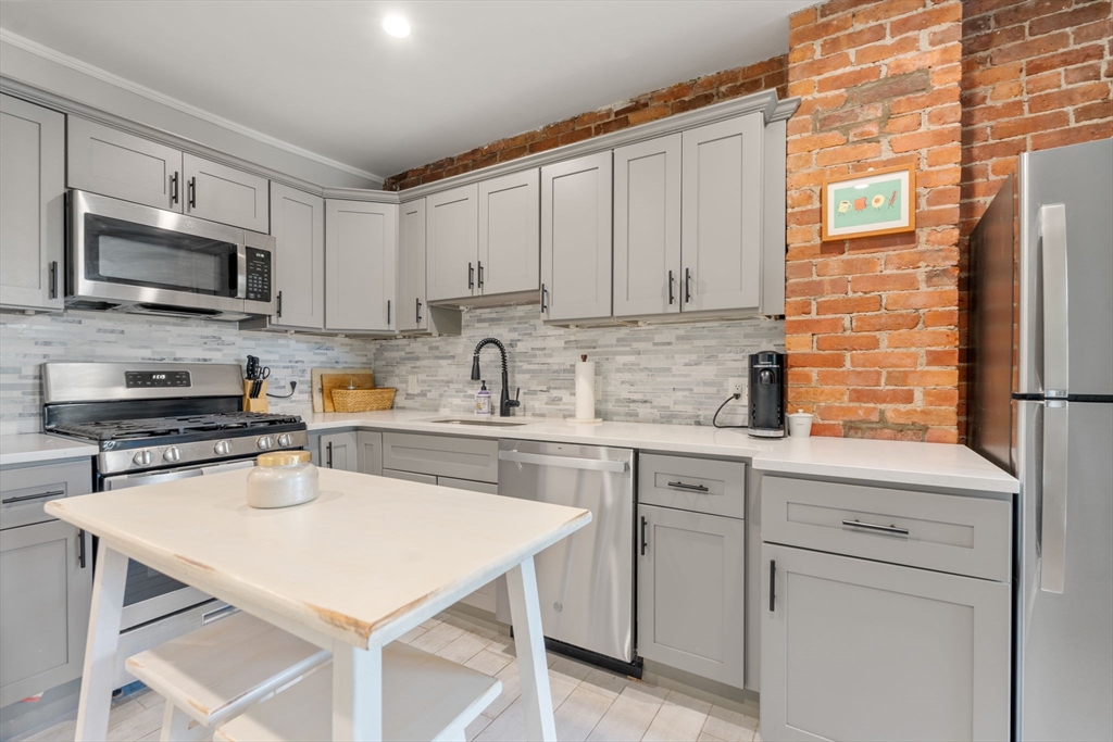 8 Saxton St # 2