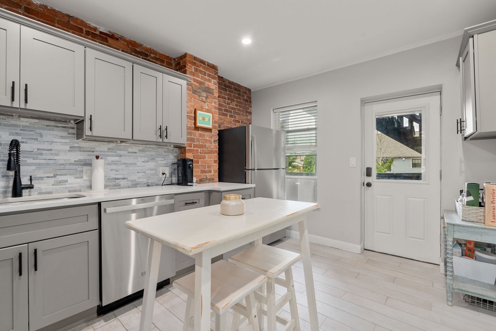 8 Saxton St # 2