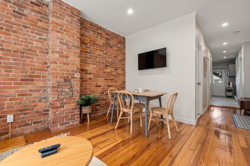 8 Saxton St # 2