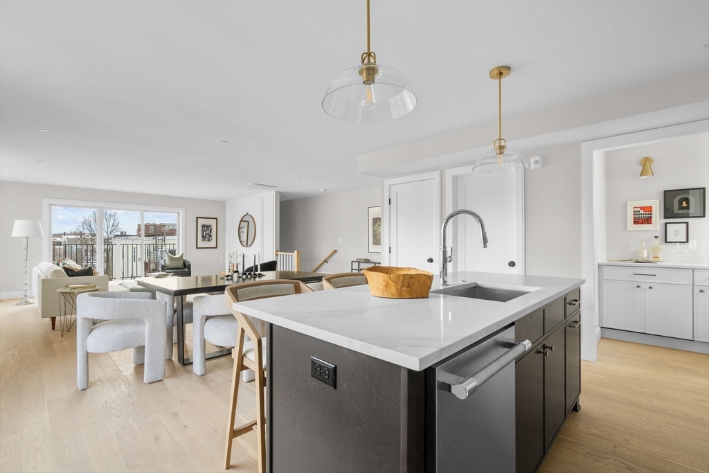 220 Bowen Street # 4