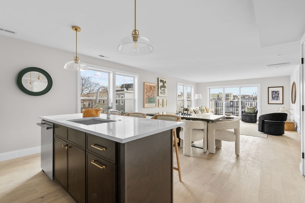 220 Bowen Street # 4