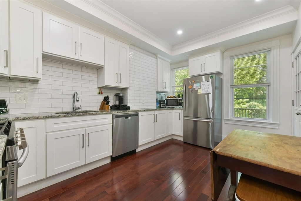 530-532 E 6th St # 3