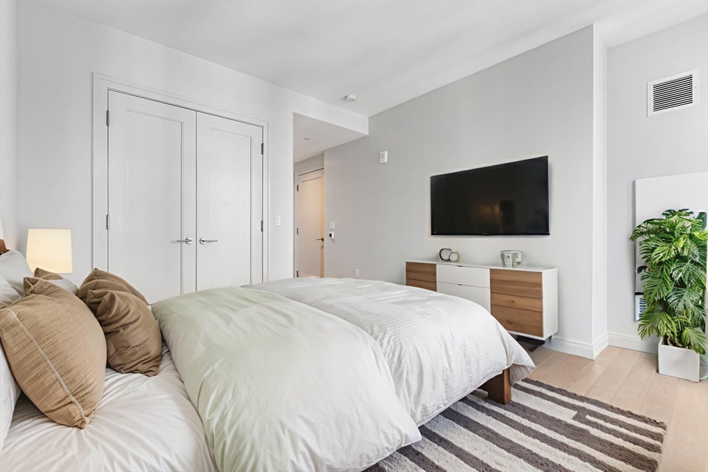 133 Seaport Blvd # 1916