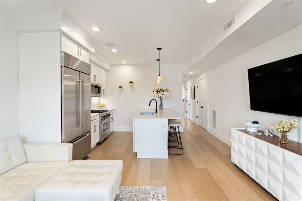 258-260 W Third Street # 2B