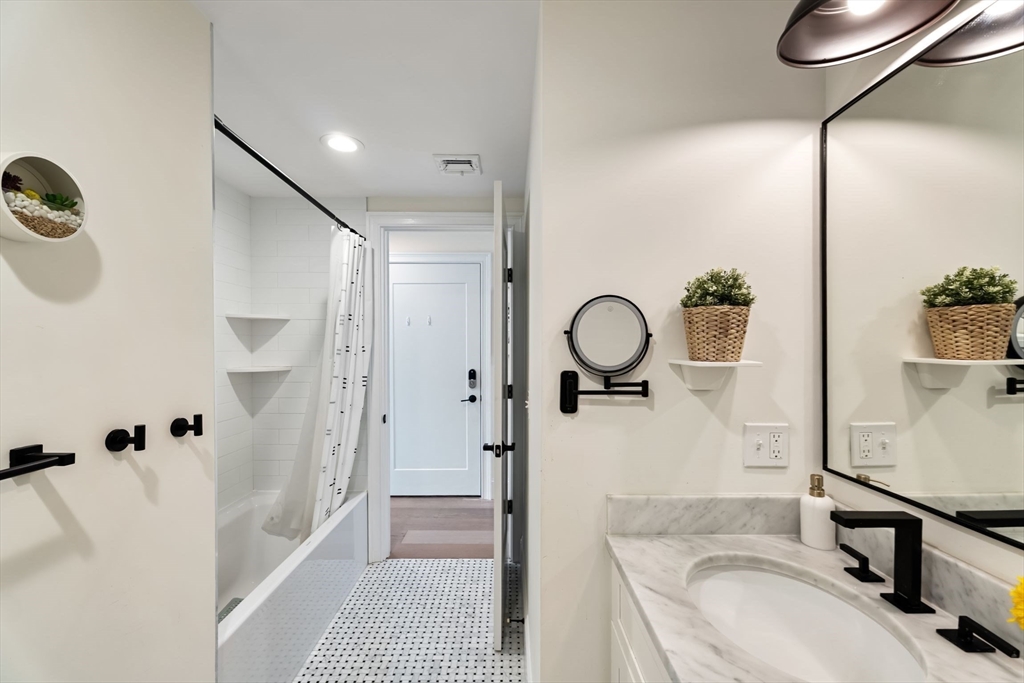 258-260 W Third Street # 2B