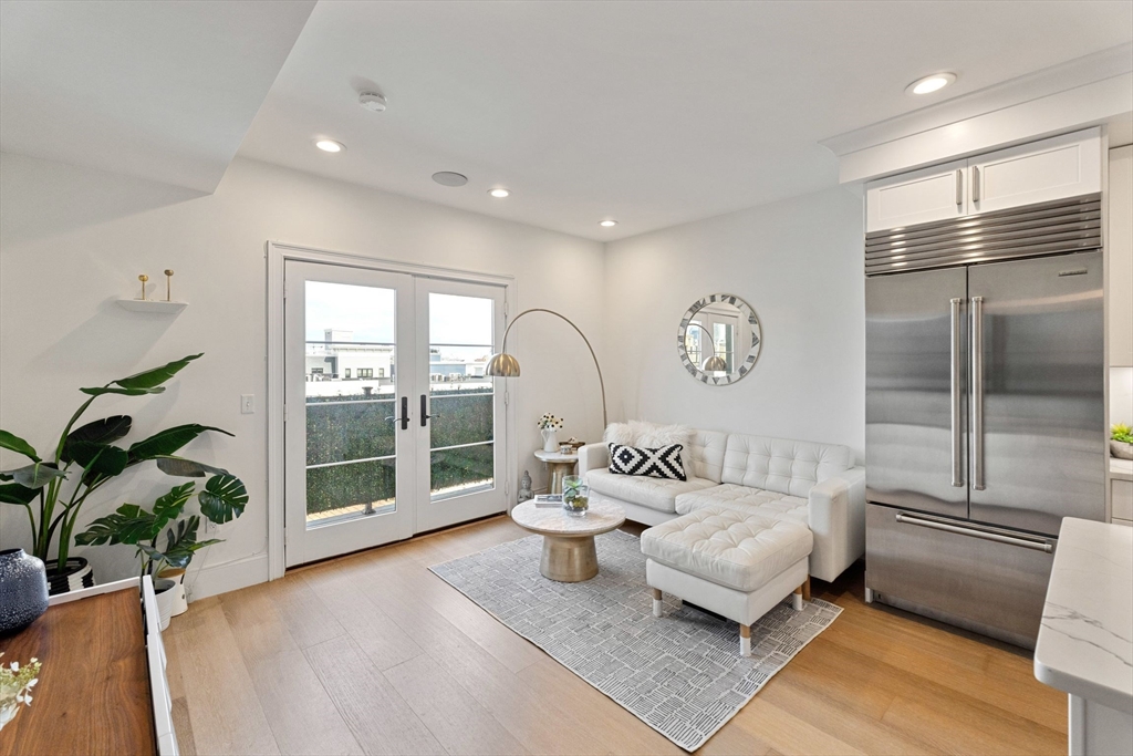 258-260 W Third Street # 2B