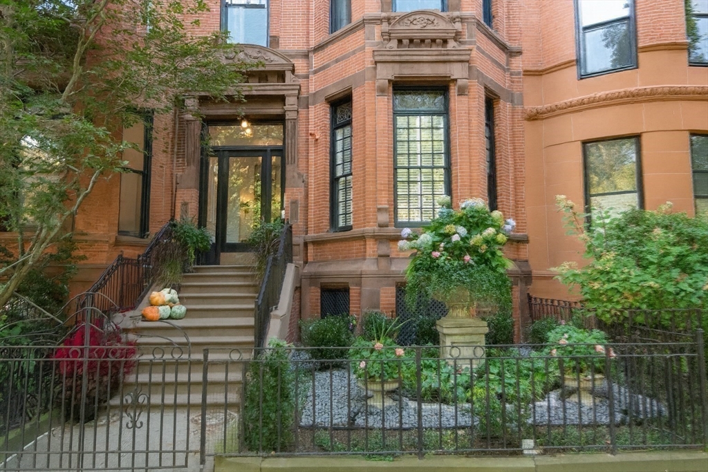 288 Commonwealth Ave # 1