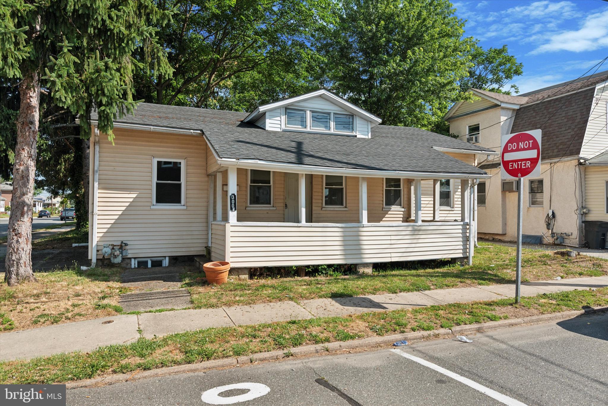 300 N GOVERNOR PRINTZ BLVD