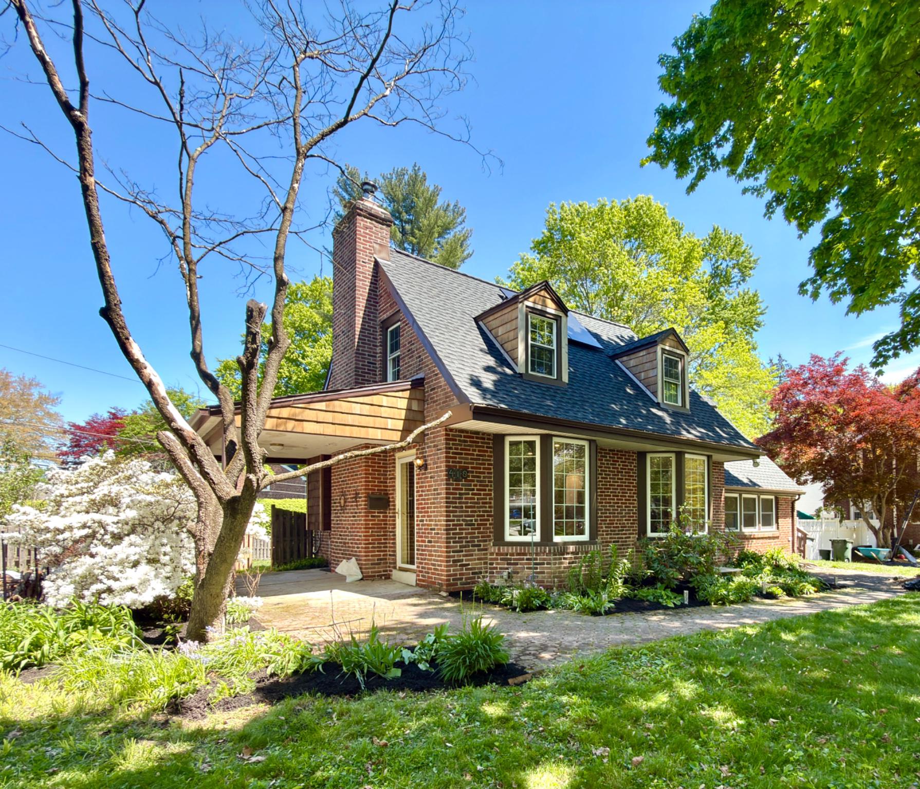 418 E COUNTRY CLUB LANE