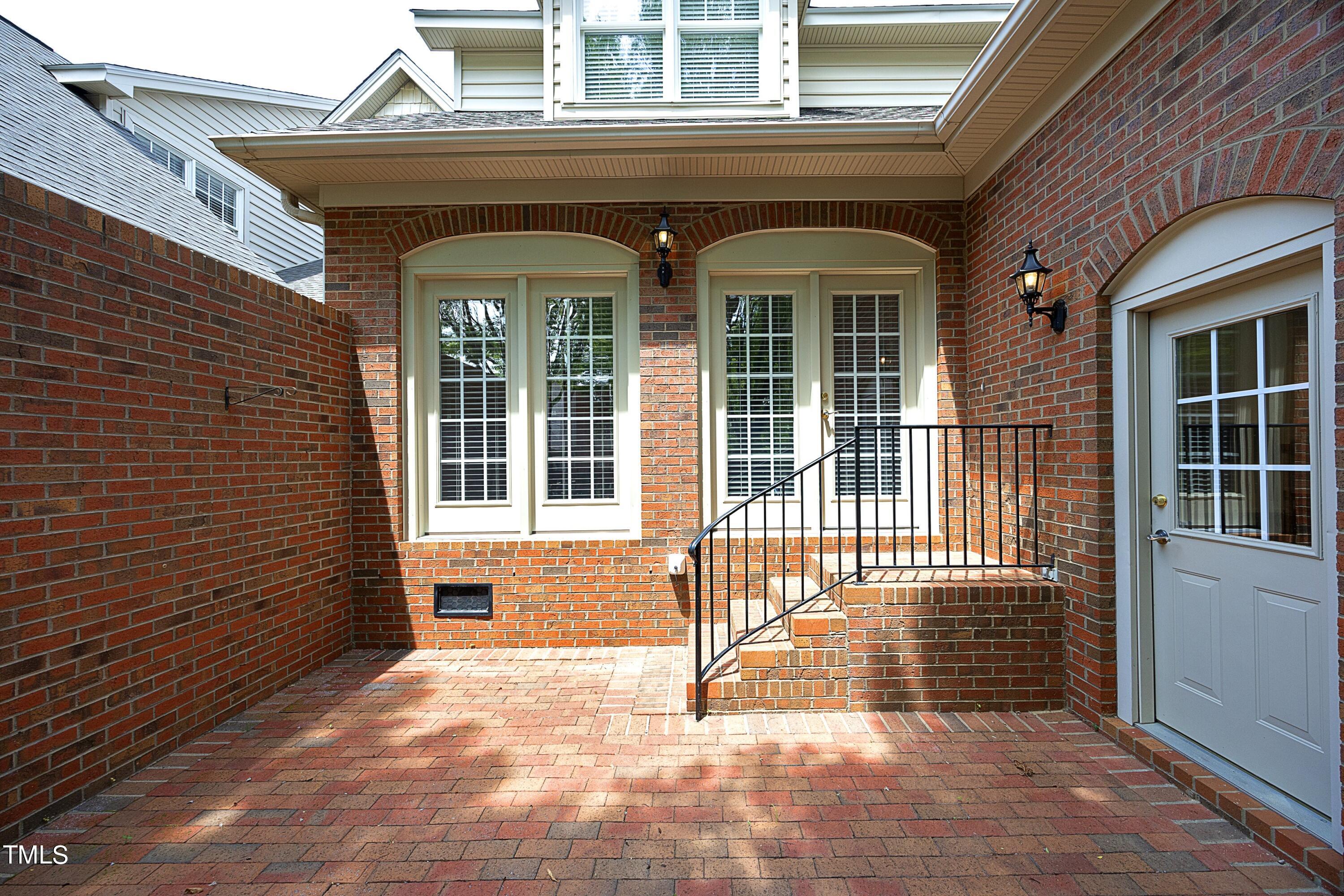 8805 Leeshire Lane
