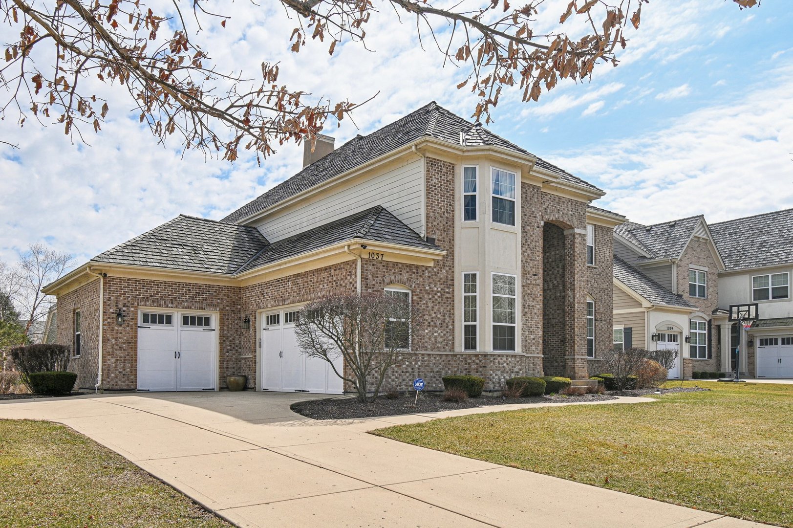 1037 MORAY Drive