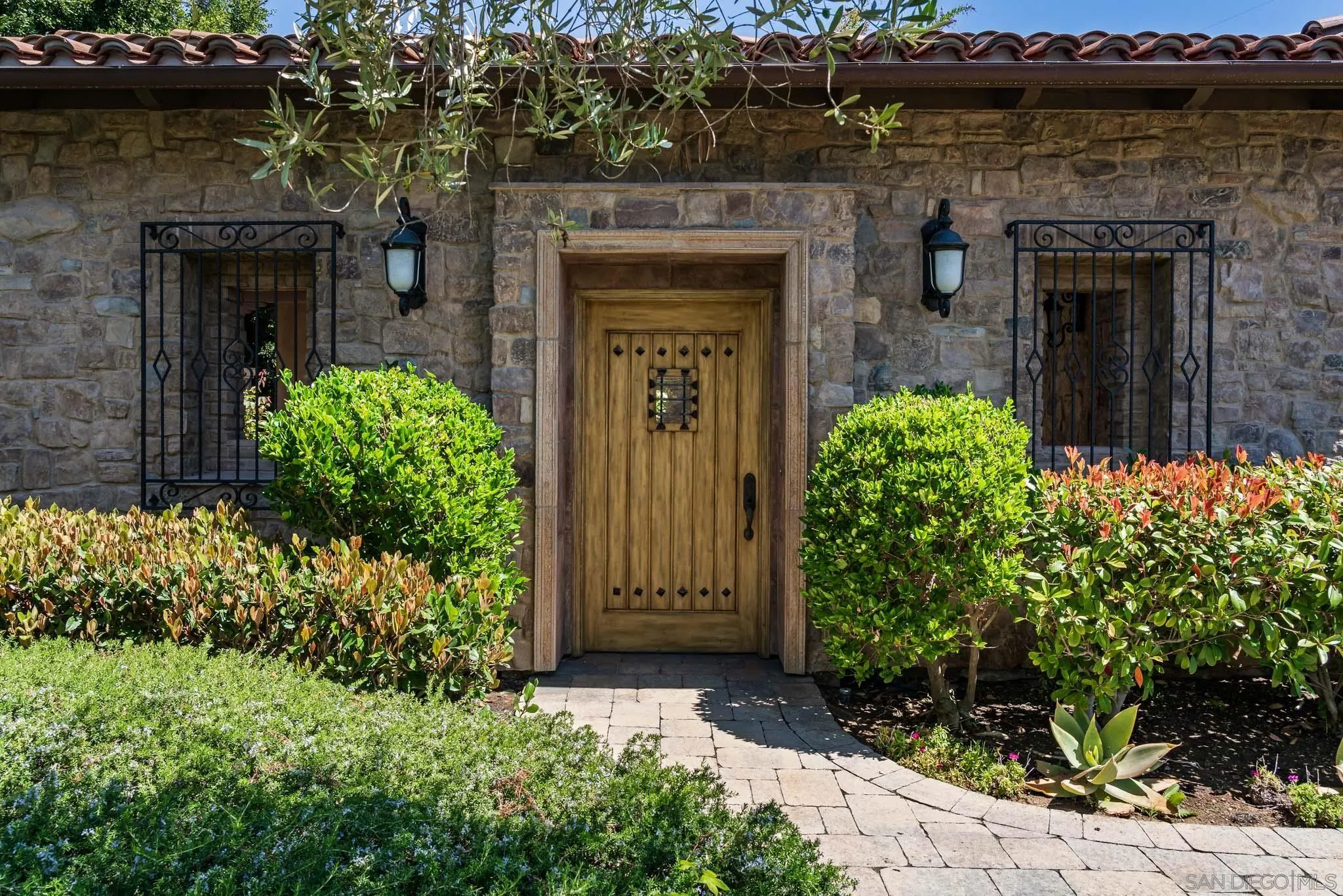 18504 Calle La Serra
