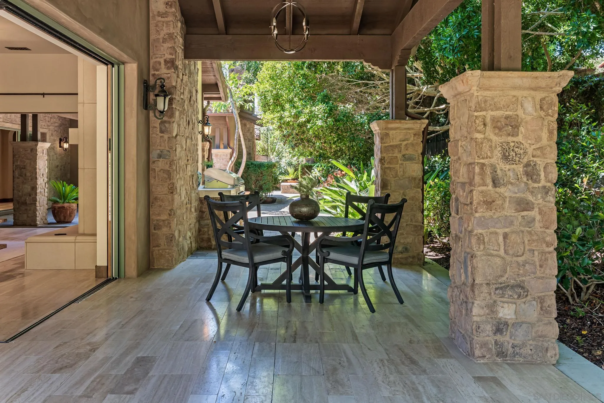18504 Calle La Serra
