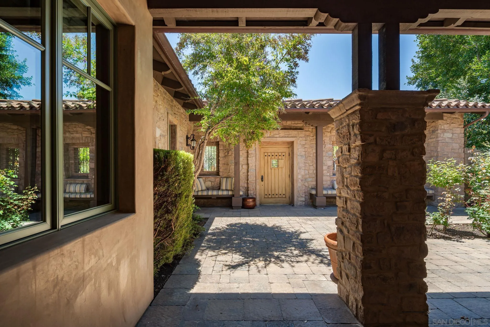 18504 Calle La Serra