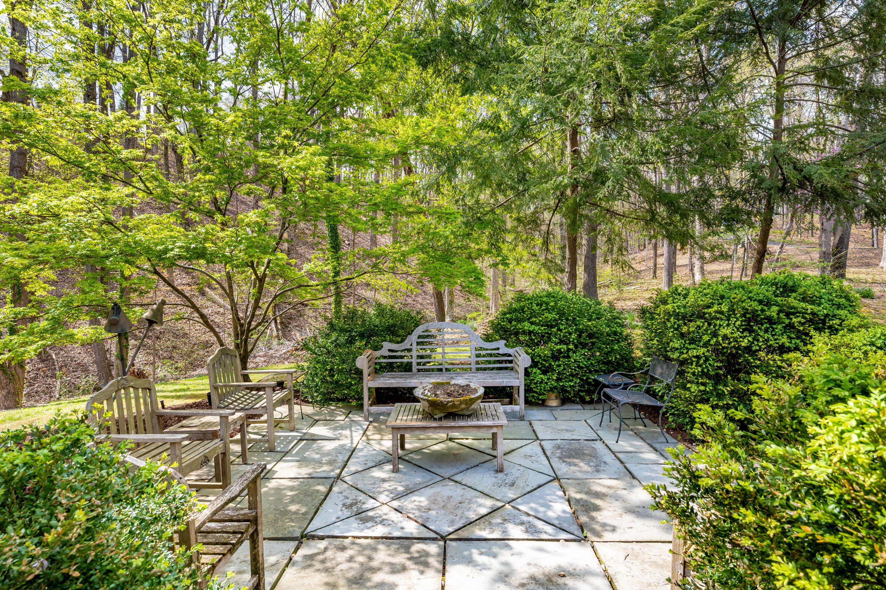 642 Kyle Lane NW