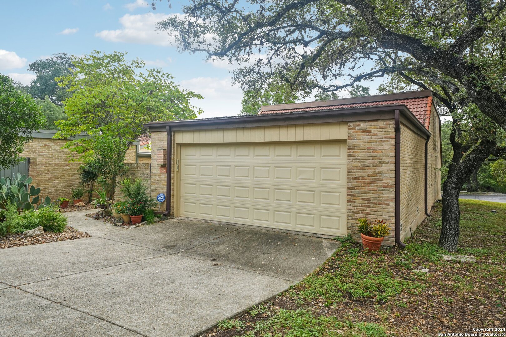 3816 LOMITA