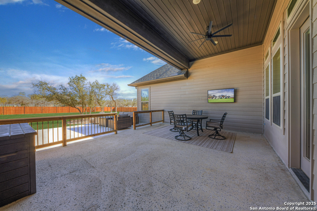595 James Way