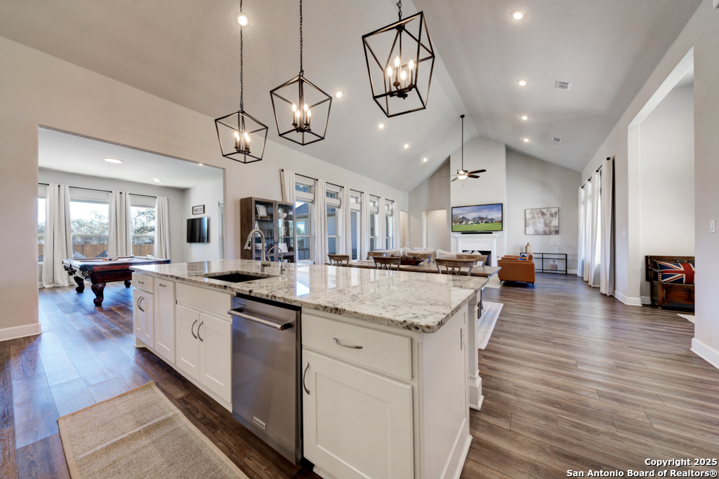 595 James Way
