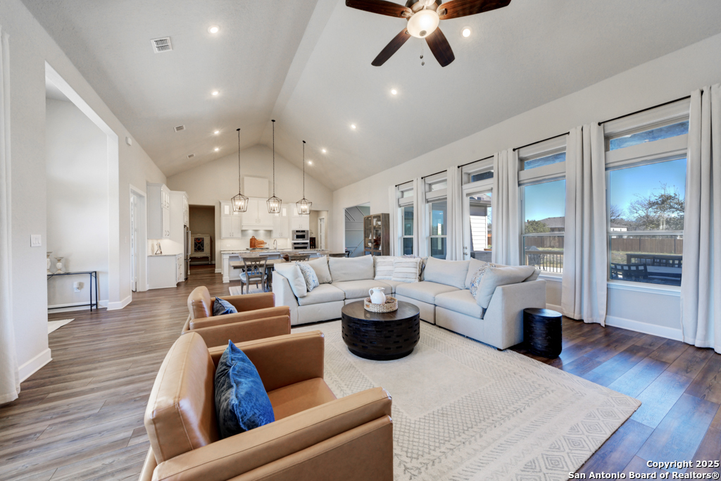 595 James Way