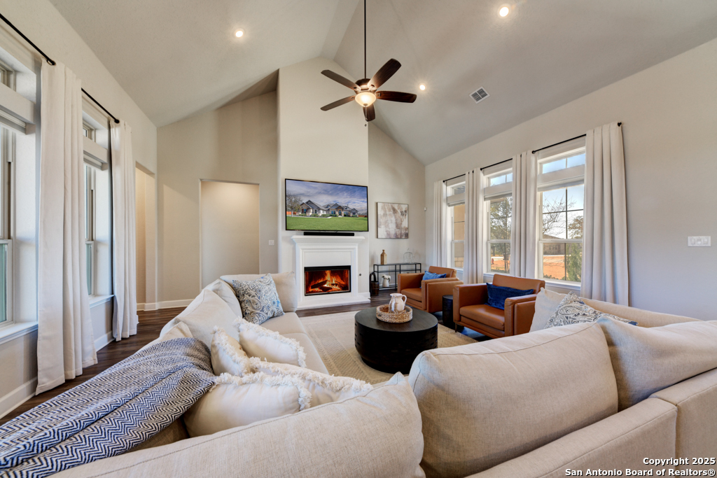 595 James Way