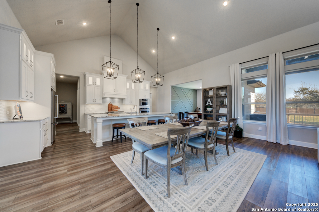 595 James Way