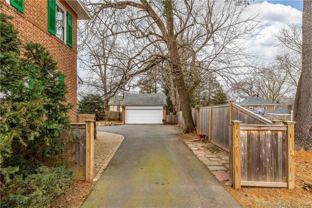 125 Quaker Lane North